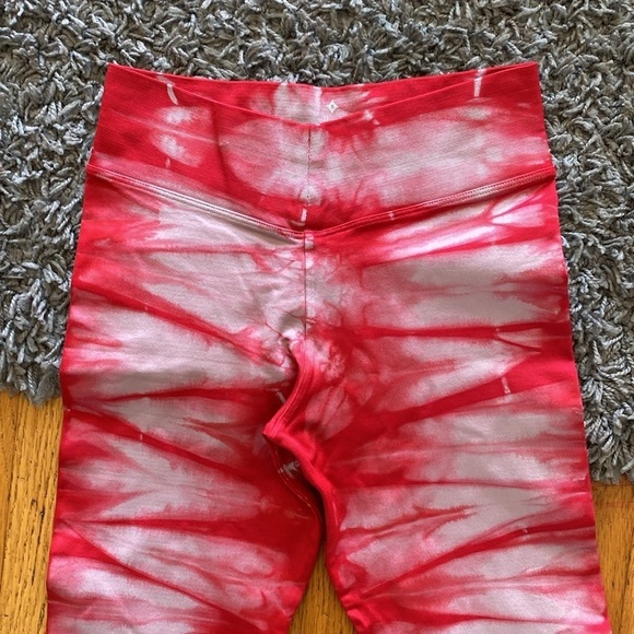 NUX Red and White Tie Dye Seamless Leggings Size Small - Picture 3 of 9